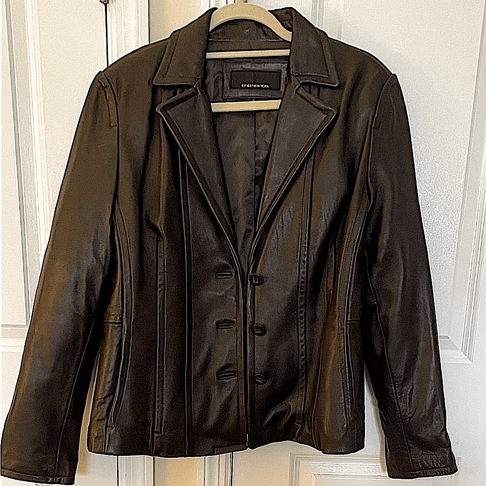 Jones New York Real Leather Jacket in Gorgeous Chocolate Brown. Size Large.
